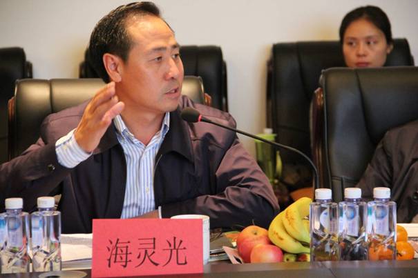 海南省內(nèi)蒙古商會(huì)會(huì)長(zhǎng)、內(nèi)蒙古農(nóng)牧業(yè)產(chǎn)業(yè)化龍頭企業(yè)協(xié)會(huì)海南辦事處主任海靈光介紹對(duì)接情況.JPG
